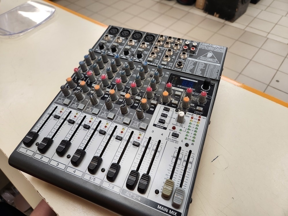 Микшерный пульт BEHRINGER X1204USB