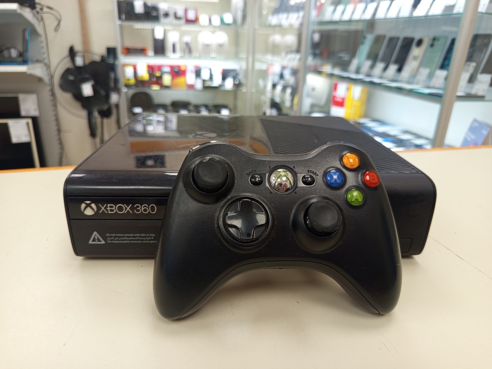 Игровая приставка Xbox 360;