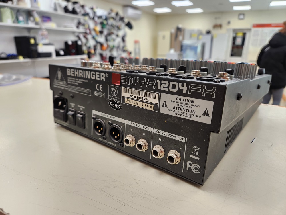 Микшерный пульт BEHRINGER X1204USB