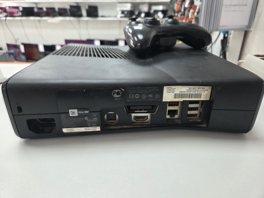 Игровая приставка Xbox 360;