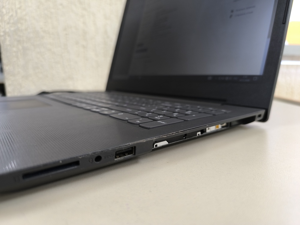 Ноутбук Lenovo; Core i3-8130U, Intel UHD Graphics, 4 Гб, Нет, 500 Гб