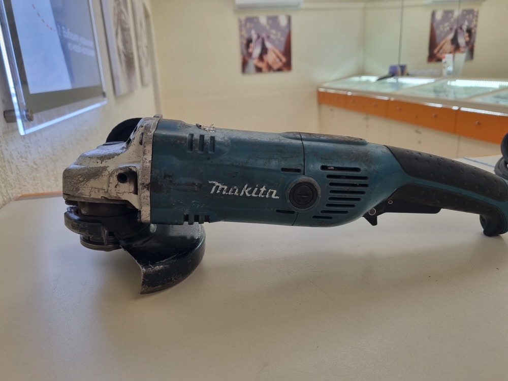 Угловая шлифмашина Makita GA6021C