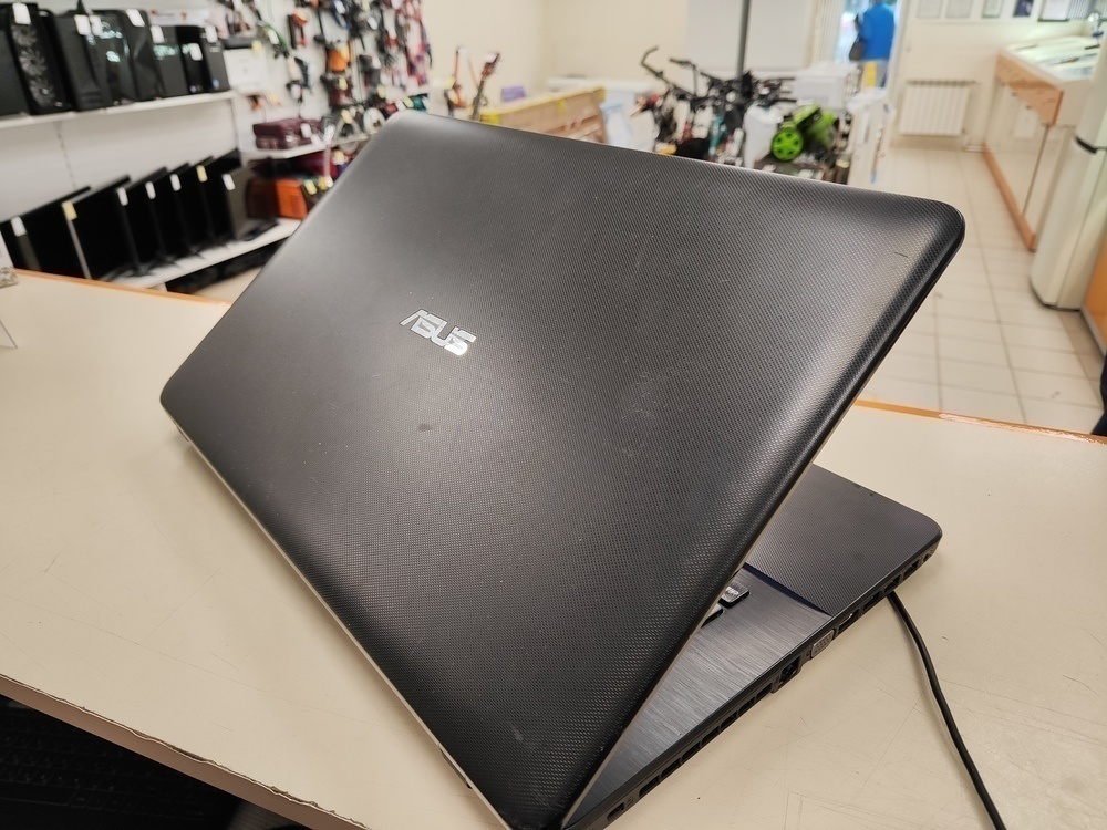 Ноутбук ASUS X751L; Core i3-4030U, HD Graphics, 6 Гб, 240 Гб, Нет