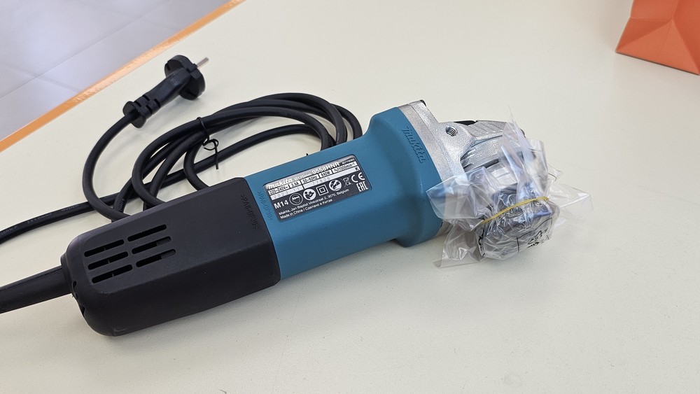 Угловая шлифмашина Makita 9558HNR