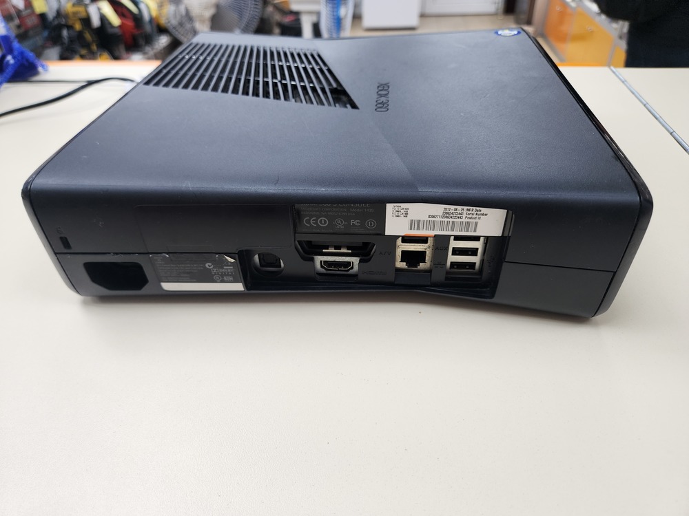 Игровая приставка Xbox 360;