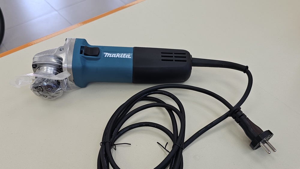 Угловая шлифмашина Makita 9558HNR