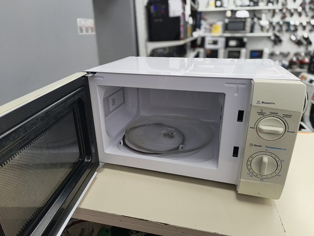Микроволновая печь Midea MM720CKE