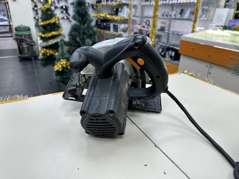 Дисковая пила Defort DSS-161N