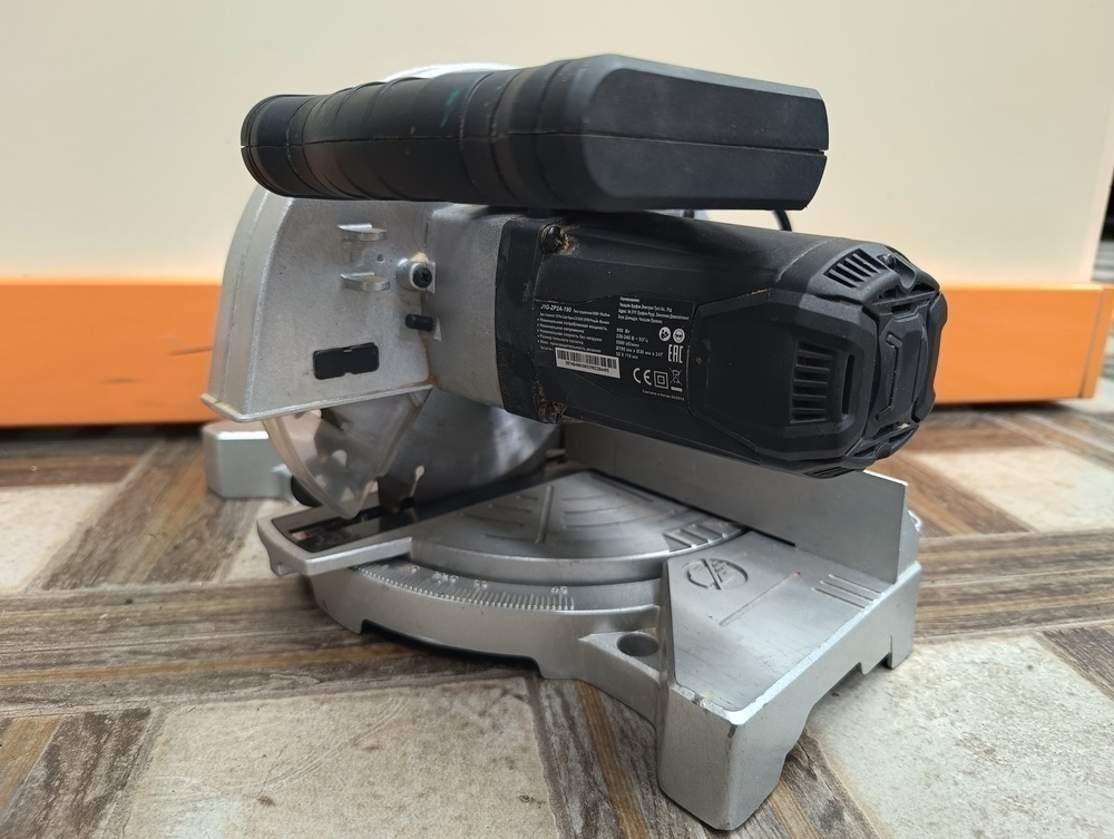 Торцовочная пила Леруа Мерлен J1G-ZP2А-190