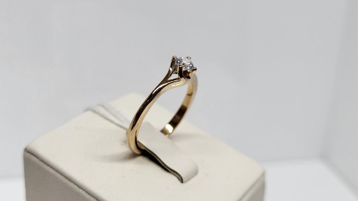 КОЛКМ585 КОЛЬЦО С КАМНЕМ (Au 585) КОЛКМ585 КОЛЬЦО С КАМНЕМ (Au 585)