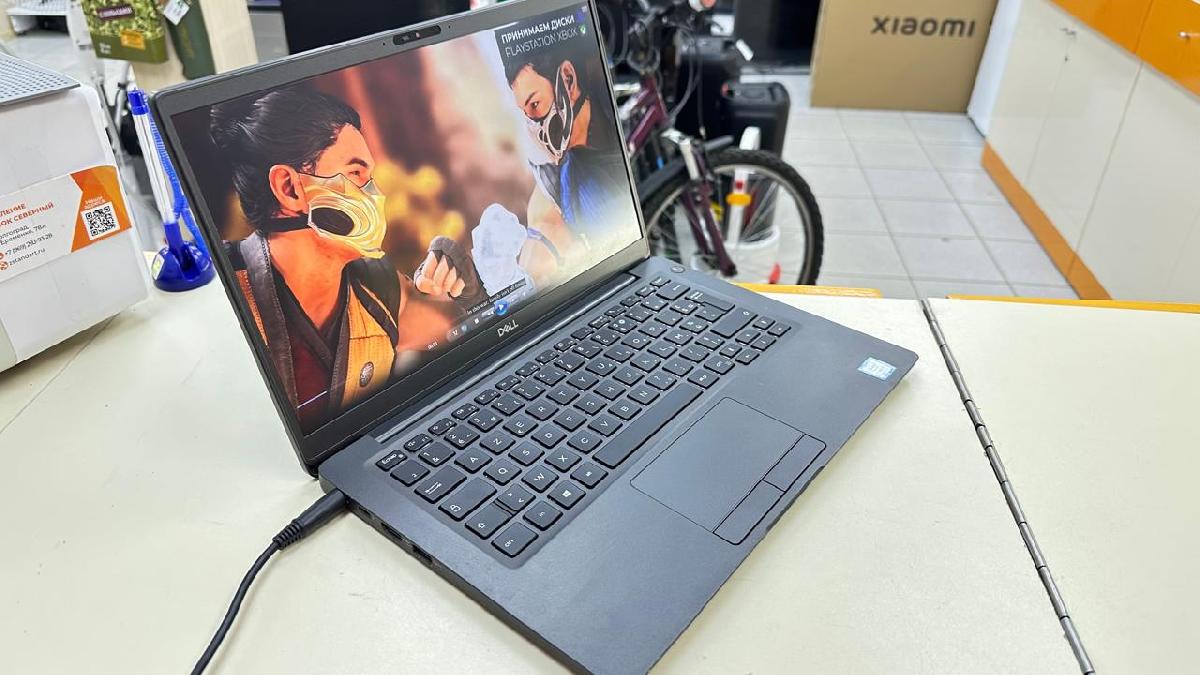 Ноутбук DELL; Core i5-8265U, Intel UHD Graphics 620, 8 Гб, 240 Гб, Нет
