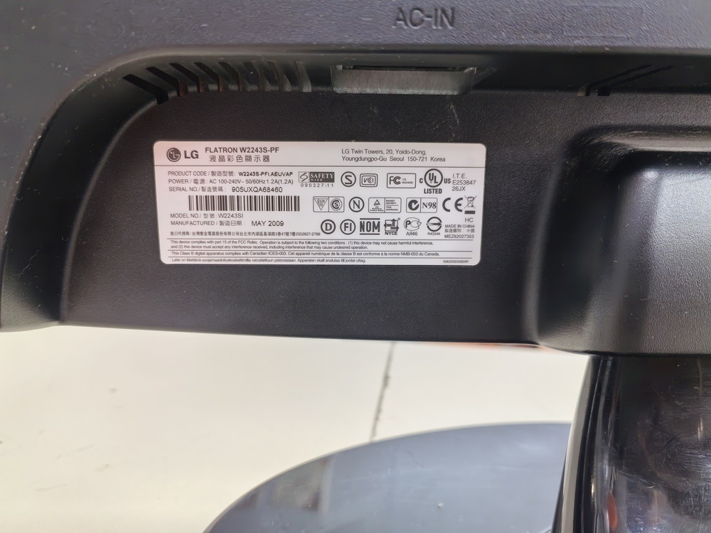 Монитор LG W2243S