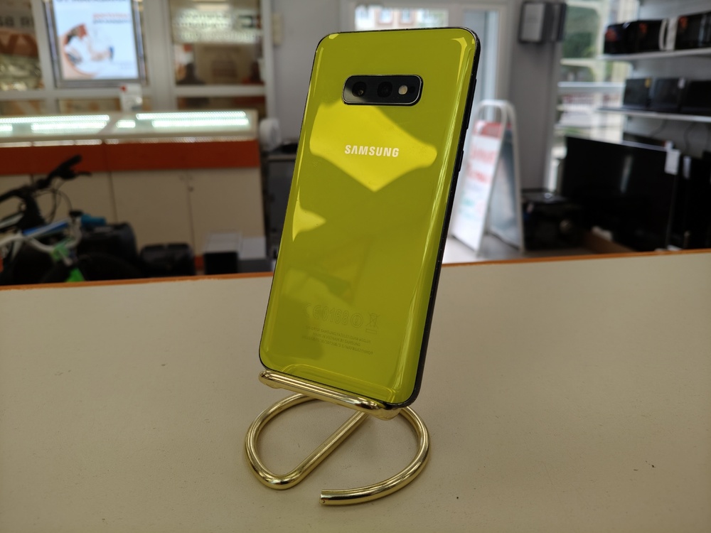 Смартфон Samsung Galaxy S10e 6/128