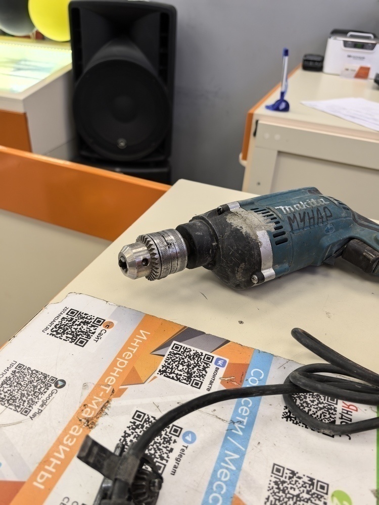 Дрель-ударная Makita HP1630.