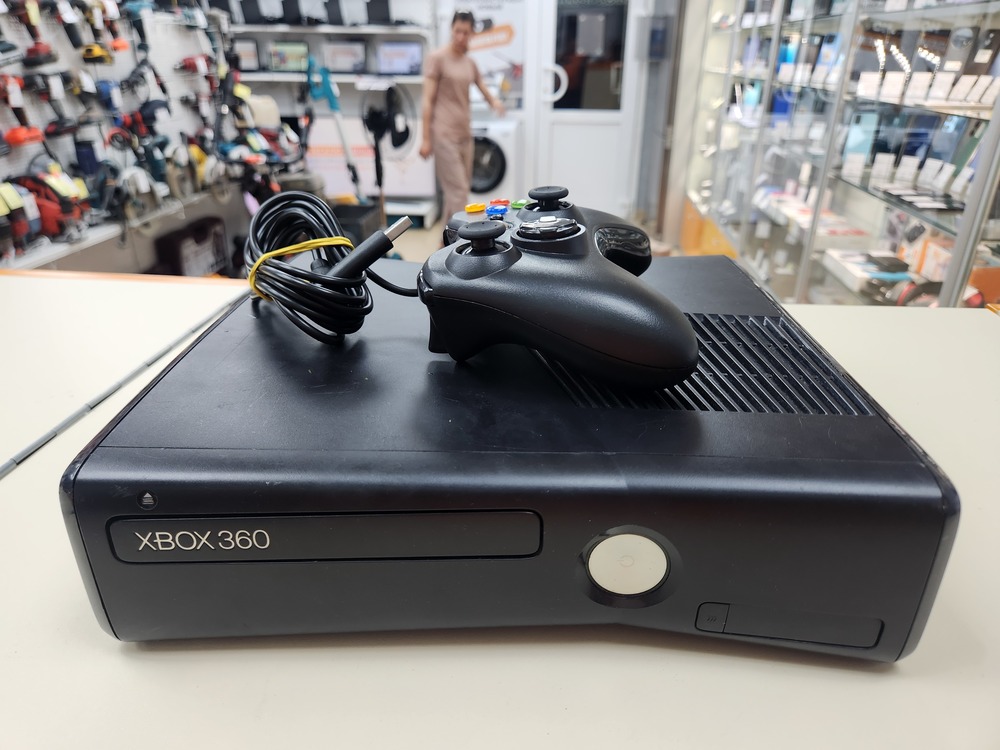 Игровая приставка Xbox 360;