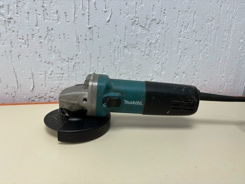 Угловая шлифмашина Makita 9555HN