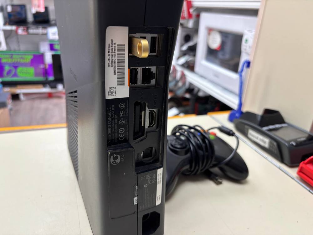 Игровая приставка Xbox 360;