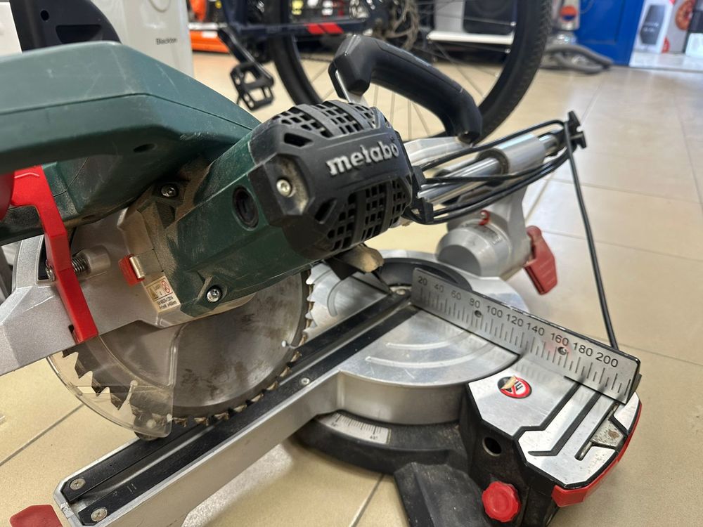 Торцовочная пила Metabo KGS 216M;