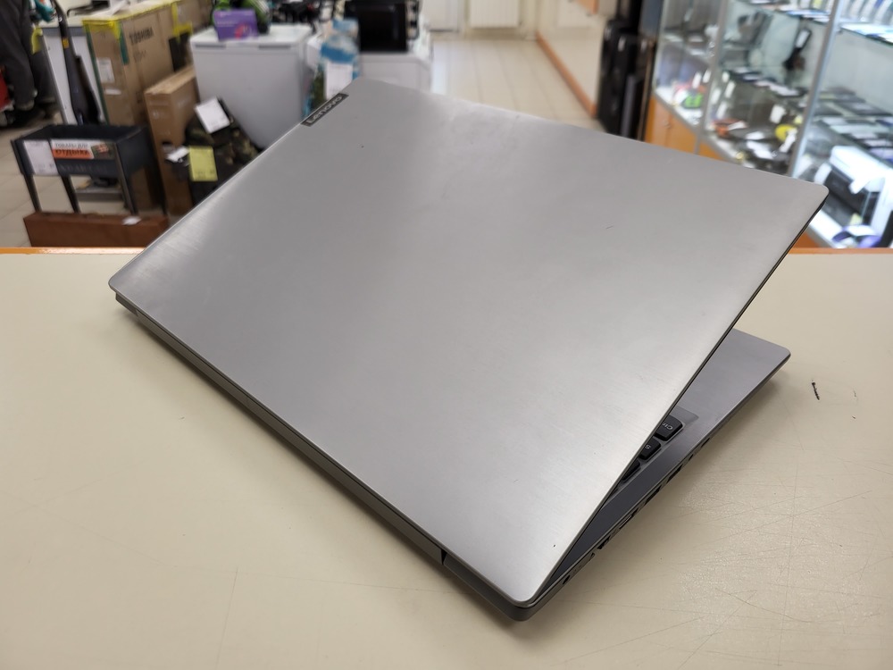Ноутбук Lenovo; Core i3-8145U, Intel UHD Graphics, 4 Гб, 120 Гб, Нет