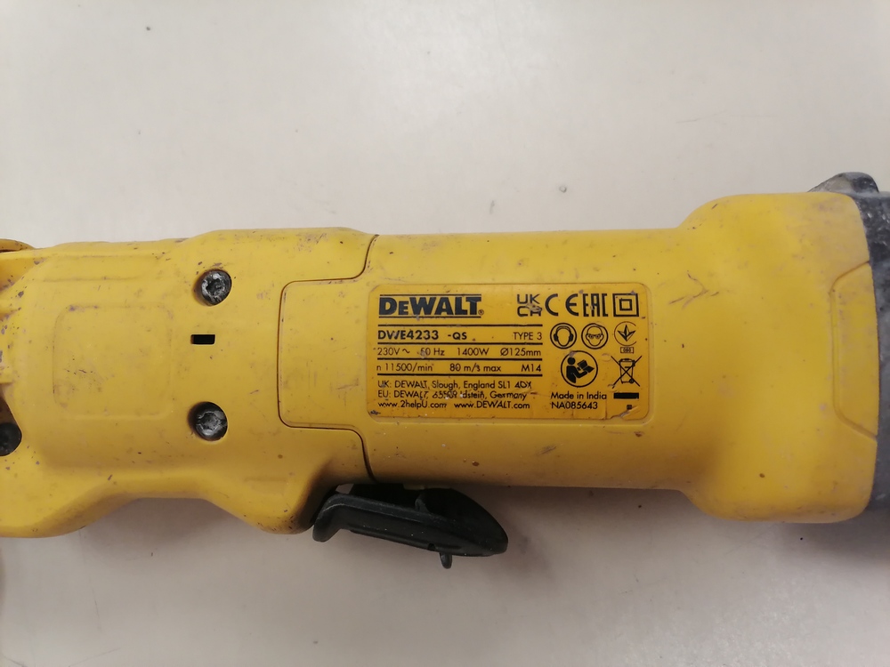 Угловая шлифмашина Dewalt DWE4233-QS