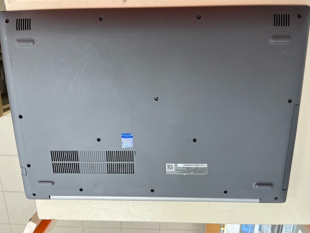 Ноутбук Lenovo Ideapad 320-17AST; A6-9220, Radeon 530, 4 Гб, 240 Гб, Нет