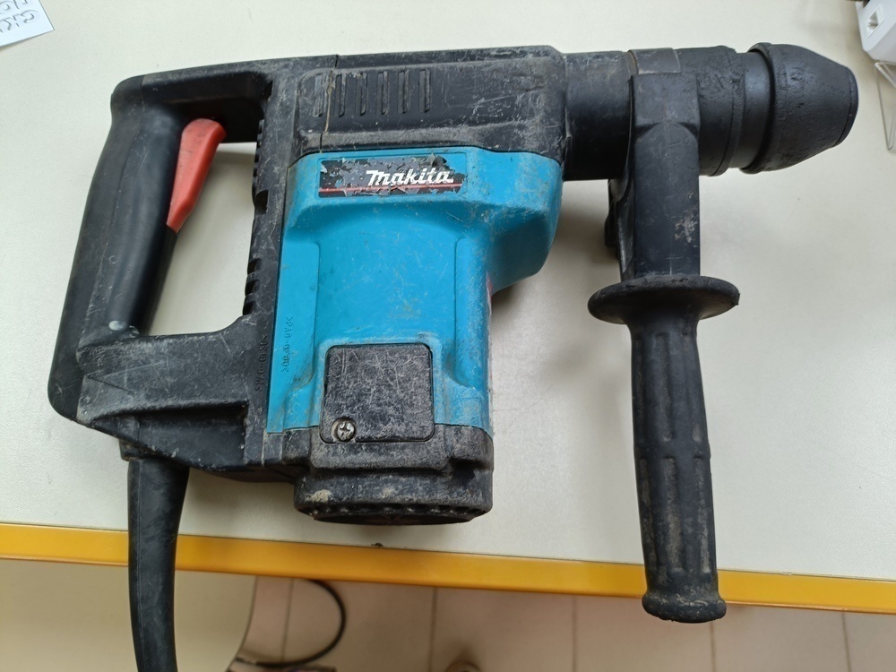 Перфоратор Makita HR3000C