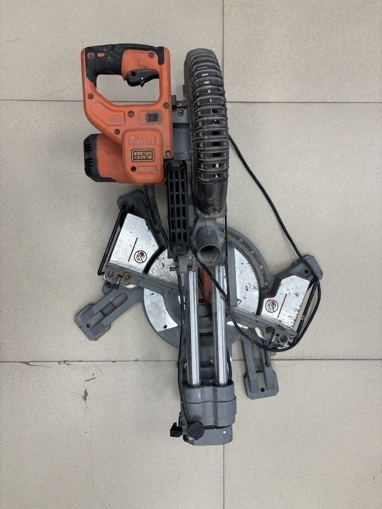 Торцовочная пила Black&Decker BES700