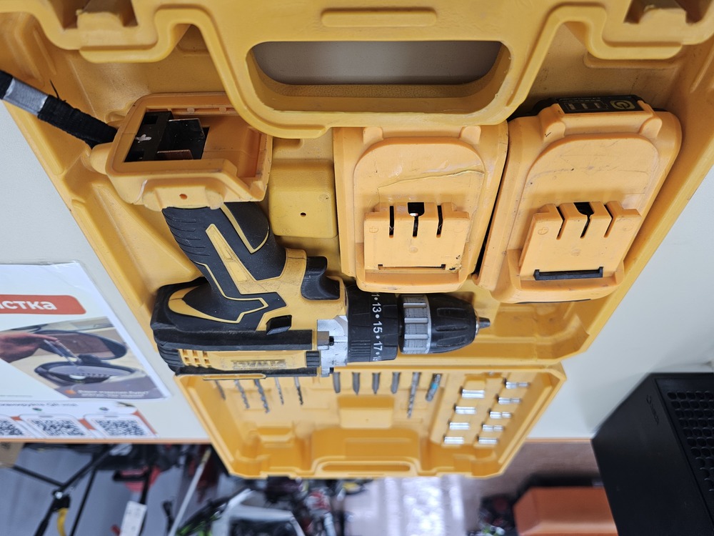 Шуруповерт Dewalt DCD701;