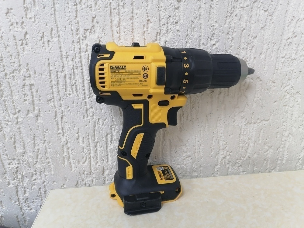 Шуруповерт Dewalt DCD771-D2;