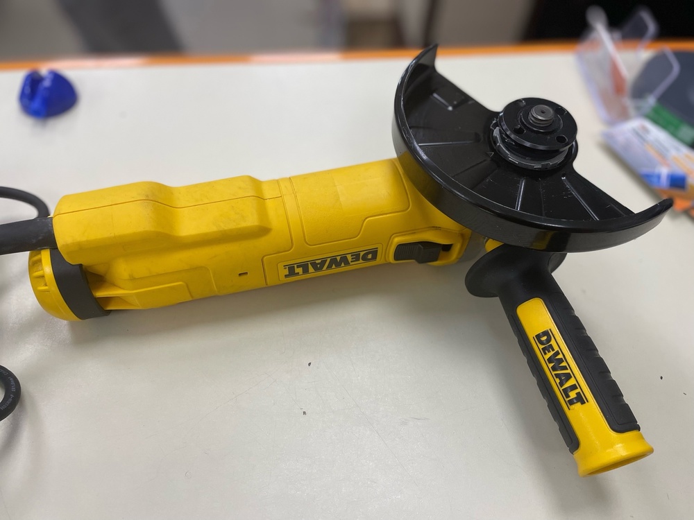 Угловая шлифмашина Dewalt DWE4238;