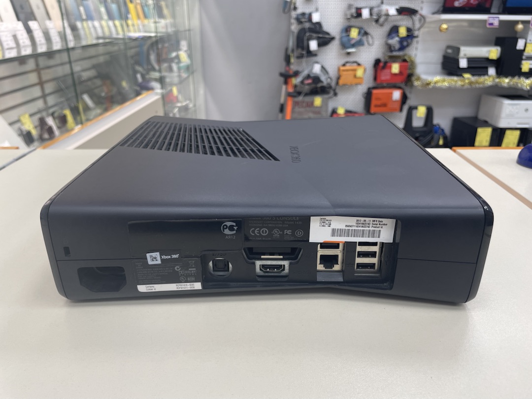 Игровая приставка Xbox 360;