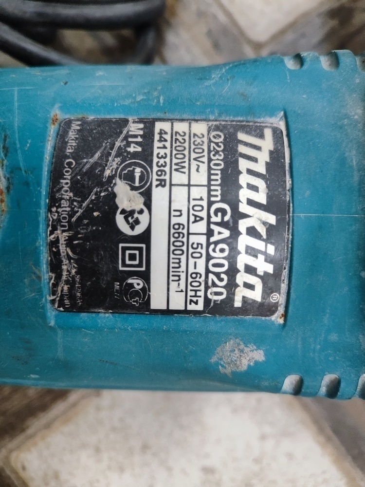 Угловая шлифмашина Makita GA9020