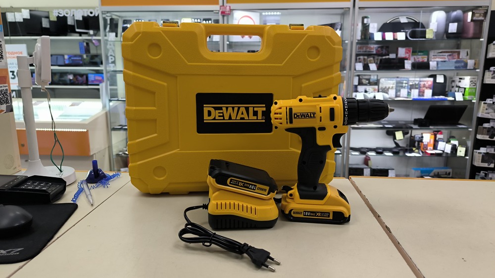 Шуруповерт Dewalt 18V XR;
