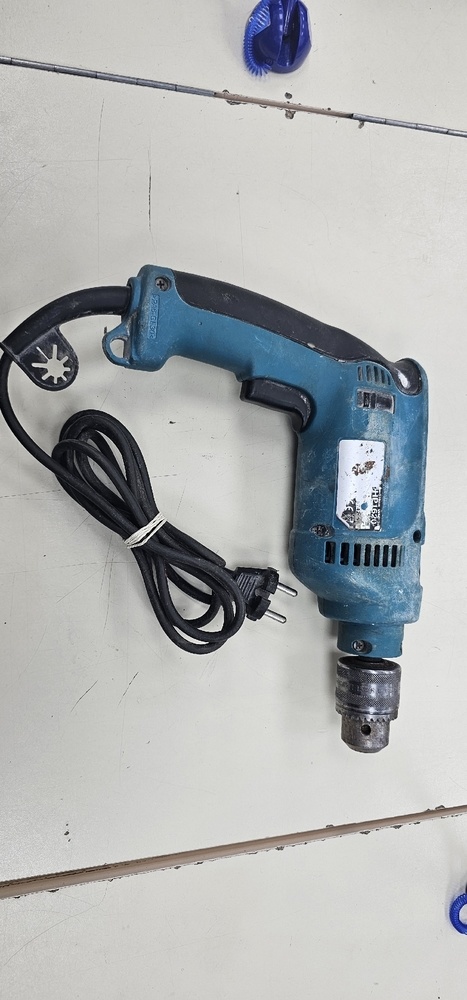 Дрель-ударная Makita HP1620.