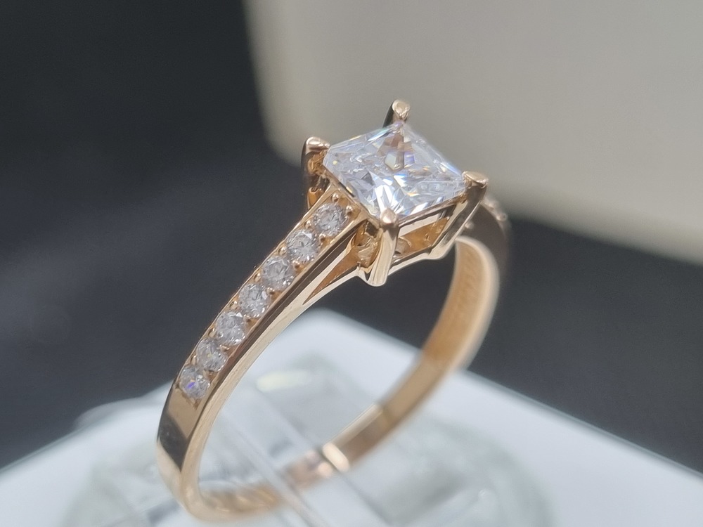 КОЛЬЦО С КАМНЯМИ (Au 585)