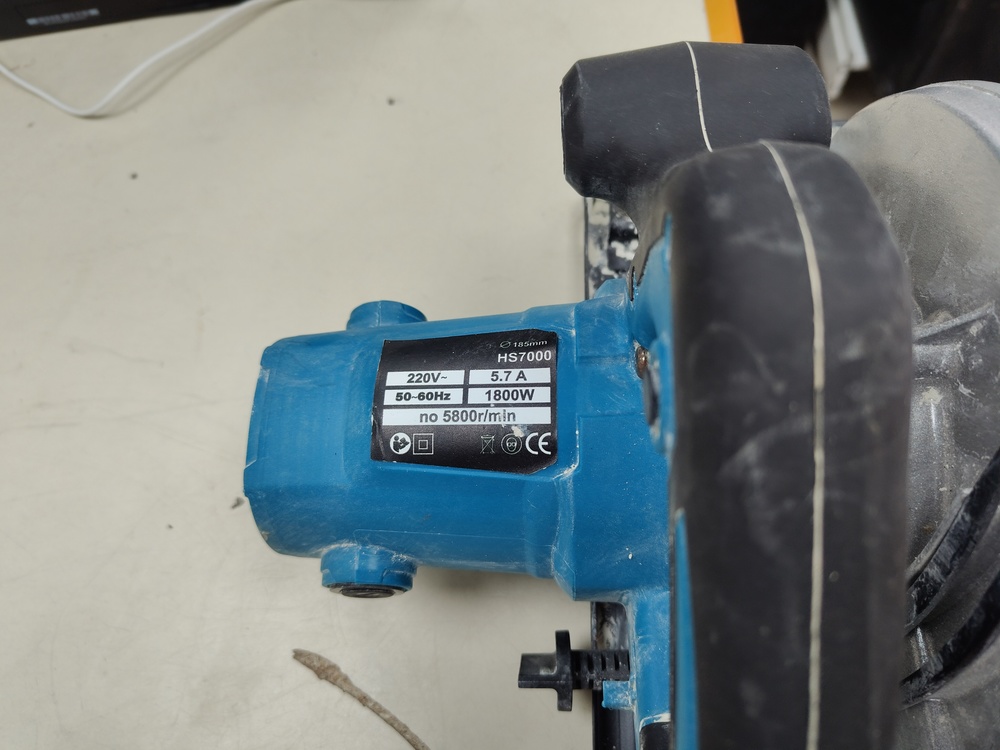 Дисковая пила Makita 5806;