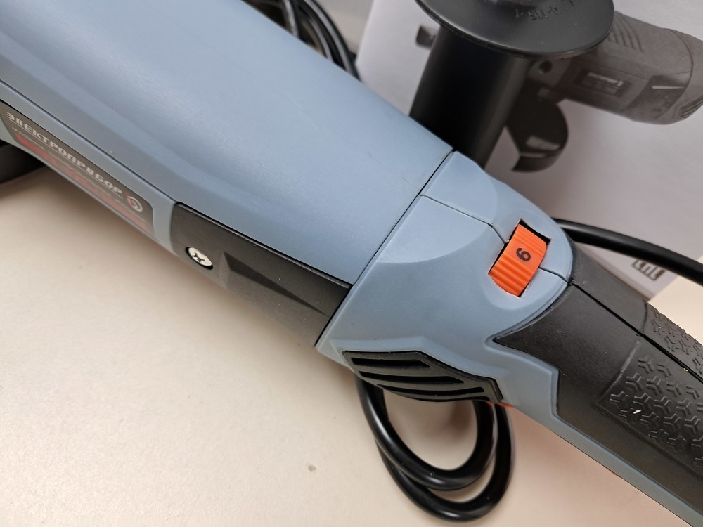 Угловая шлифмашина Электроприбор УШМ-125/1000Е