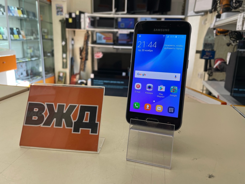 Смартфон Samsung Galaxy J1 2016 1/8
