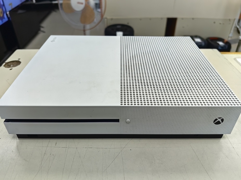 Игровая приставка Xbox One S 500Gb Игровая приставка Xbox One S 500Gb