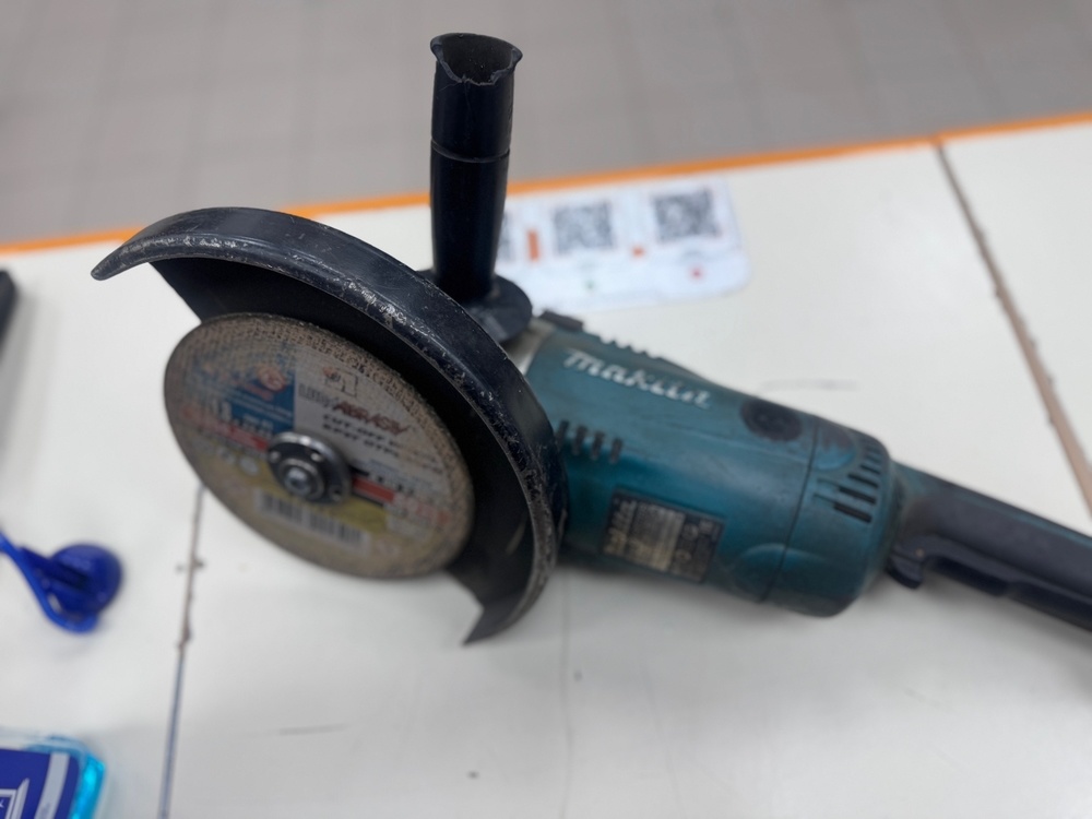 Угловая шлифмашина Makita GA9020S
