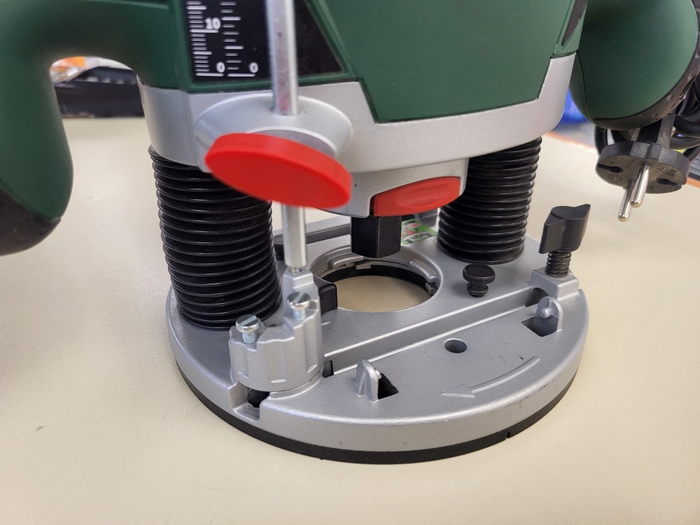 Фрезер Bosch POF 1200AE