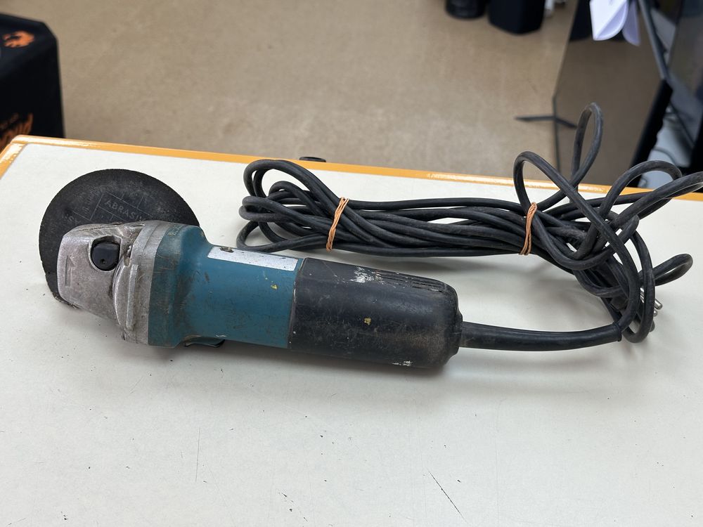 Угловая шлифмашина Makita 125