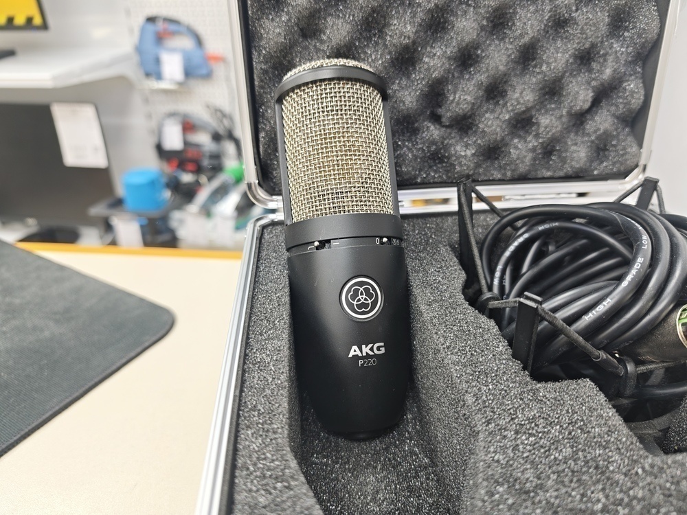 Микрофон AKG P220
