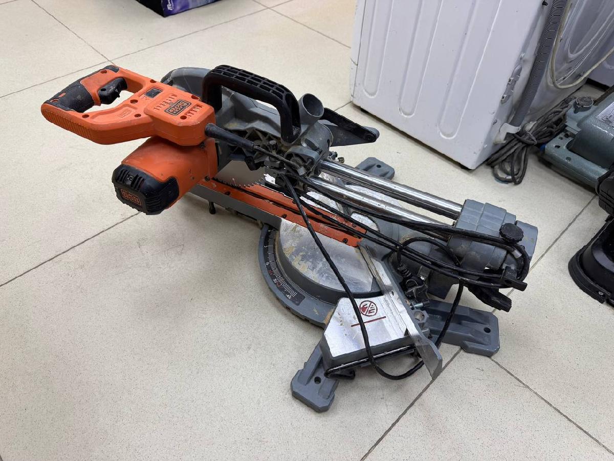 Торцовочная пила Black&Decker BES700