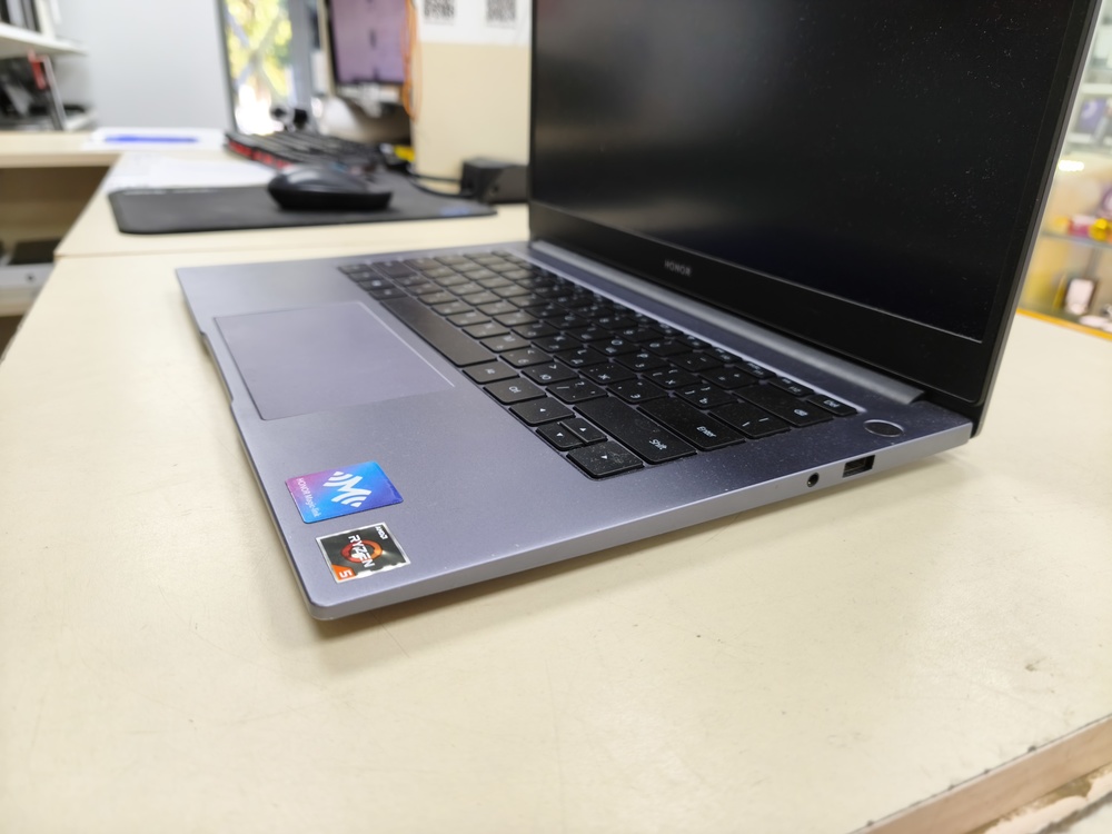 Ноутбук Honor; Ryzen 5 3500U, Radeon Vega 8, 8 Гб, 500 Гб, Нет