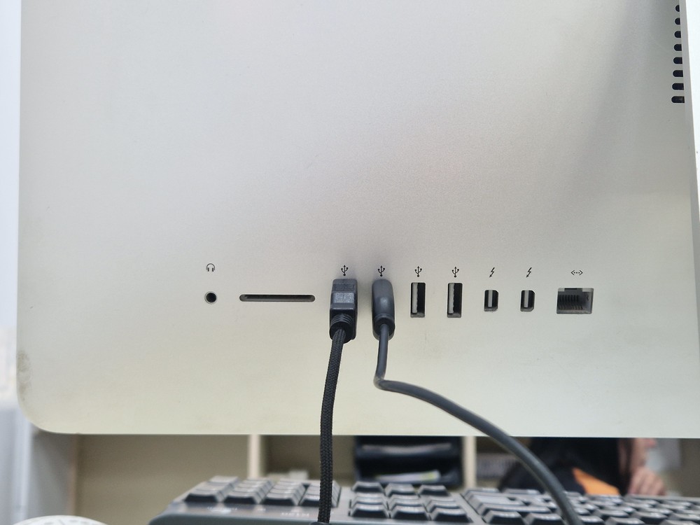 Моноблок Apple iMac 21.5 2013; Core i5, Intel Iris Pro Graphics 5200, 8 Гб, Нет, 1 Tb