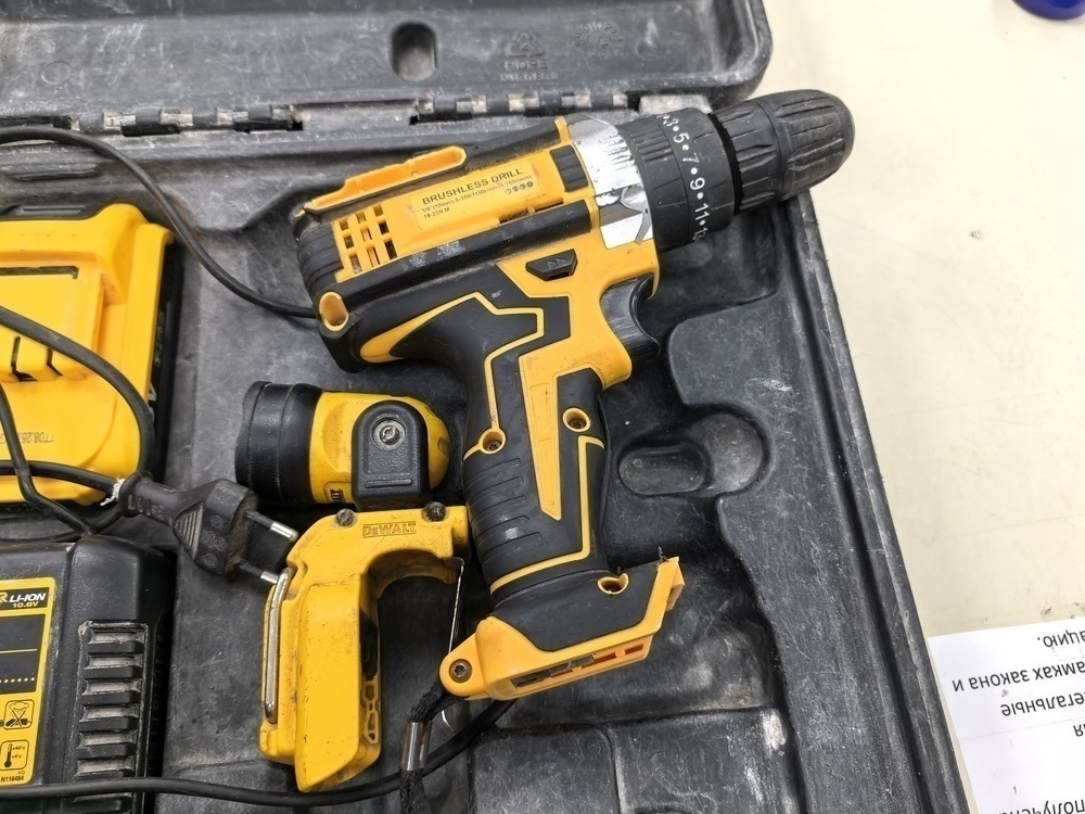 Шуруповерт Dewalt DCB112