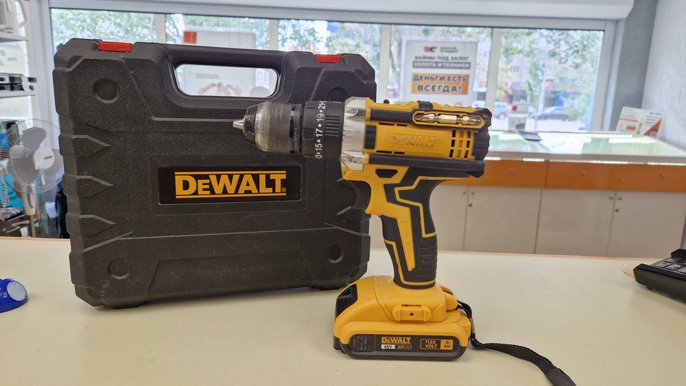 Шуруповерт Dewalt NoName