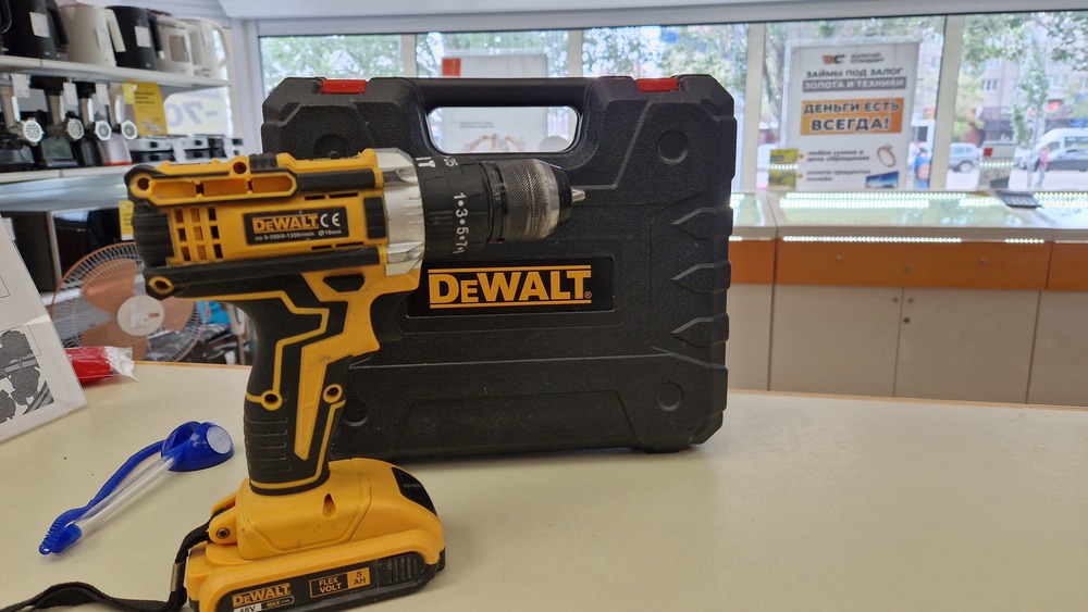 Шуруповерт Dewalt NoName