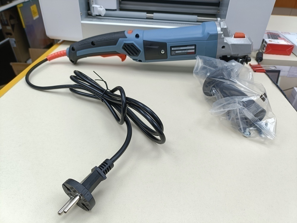 Угловая шлифмашина Электроприбор УШМ-125/1000Е